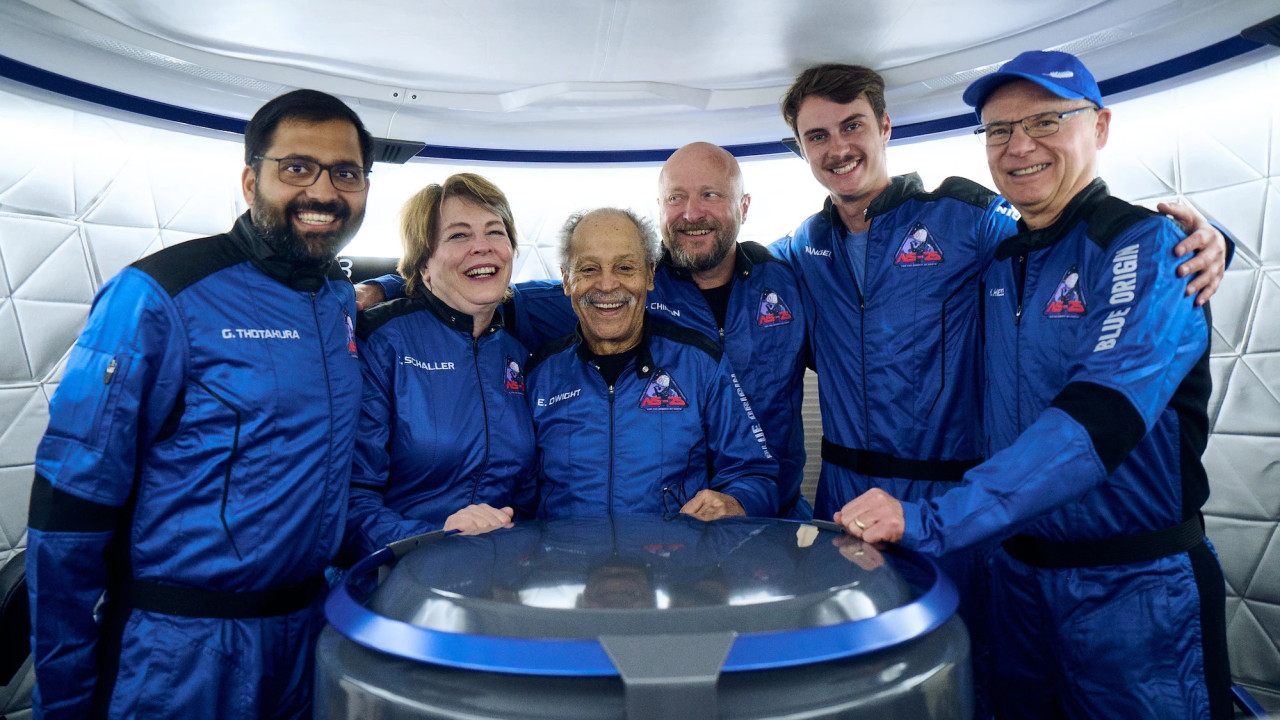 Blue Origin-მა ტურისტები კოსმოსის კიდემდე მიიყვანა და დედამიწაზე დააბრუნა