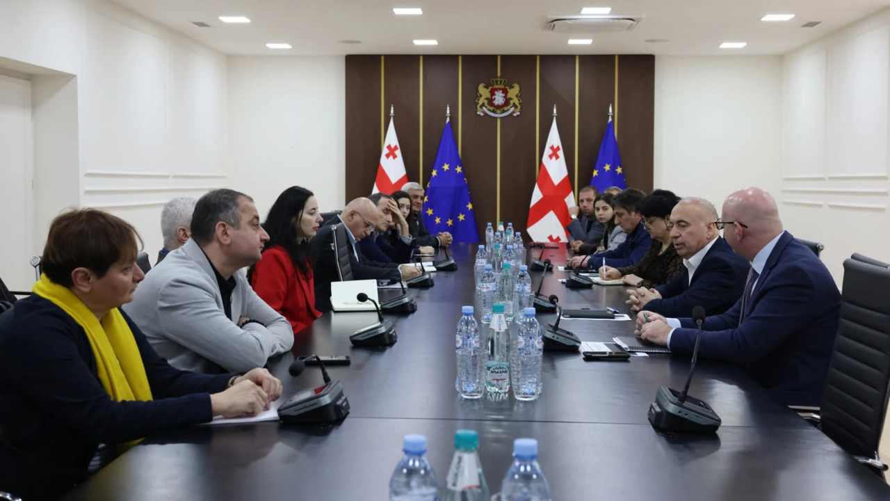 პლასტიკის ბოთლებში ჩამოსხმული სასმლის რეალიზაციის რეგულირების საკითხებზე ბიზნესსექტორის წარმომადგენლებთან შეხვედრა გაიმართა