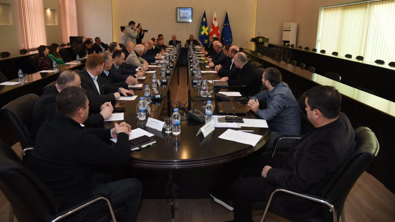 არასახიფათო ნარჩენების განთავსების ობიექტების მშენებლობისთვის ტერიტორიების შერჩევის საკითხზე ქუთაისში, სამუშაო შეხვედრა გაიმართა