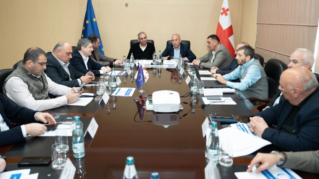 ახალი, რეგიონული არასახიფათო ნარჩენების განთავსების ობიექტების მშენებლობისთვის ტერიტორიების შერჩევის საკითხზე მორიგი სამუშაო შეხვედრა თელავში გაიმართა