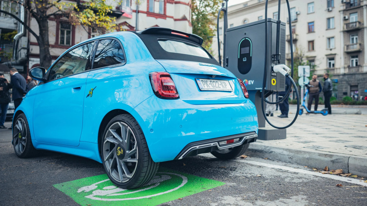 დედაქალაქში ელექტრომობილების სწრაფი დამტენების მონტაჟი გრძელდება