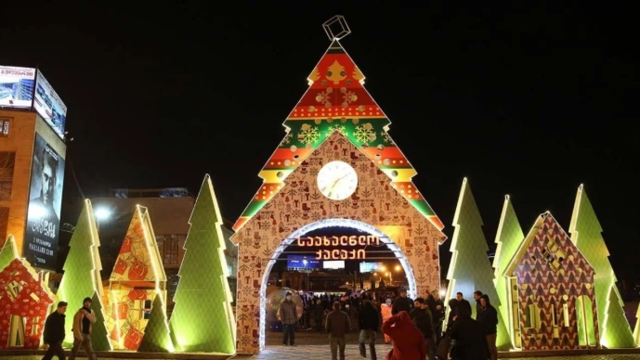 საახალწლო ღონისძიებები 12 დეკემბრიდან 7 იანვრის ჩათვლით პირველი რესპუბლიკის მოედანზე გაიმართება