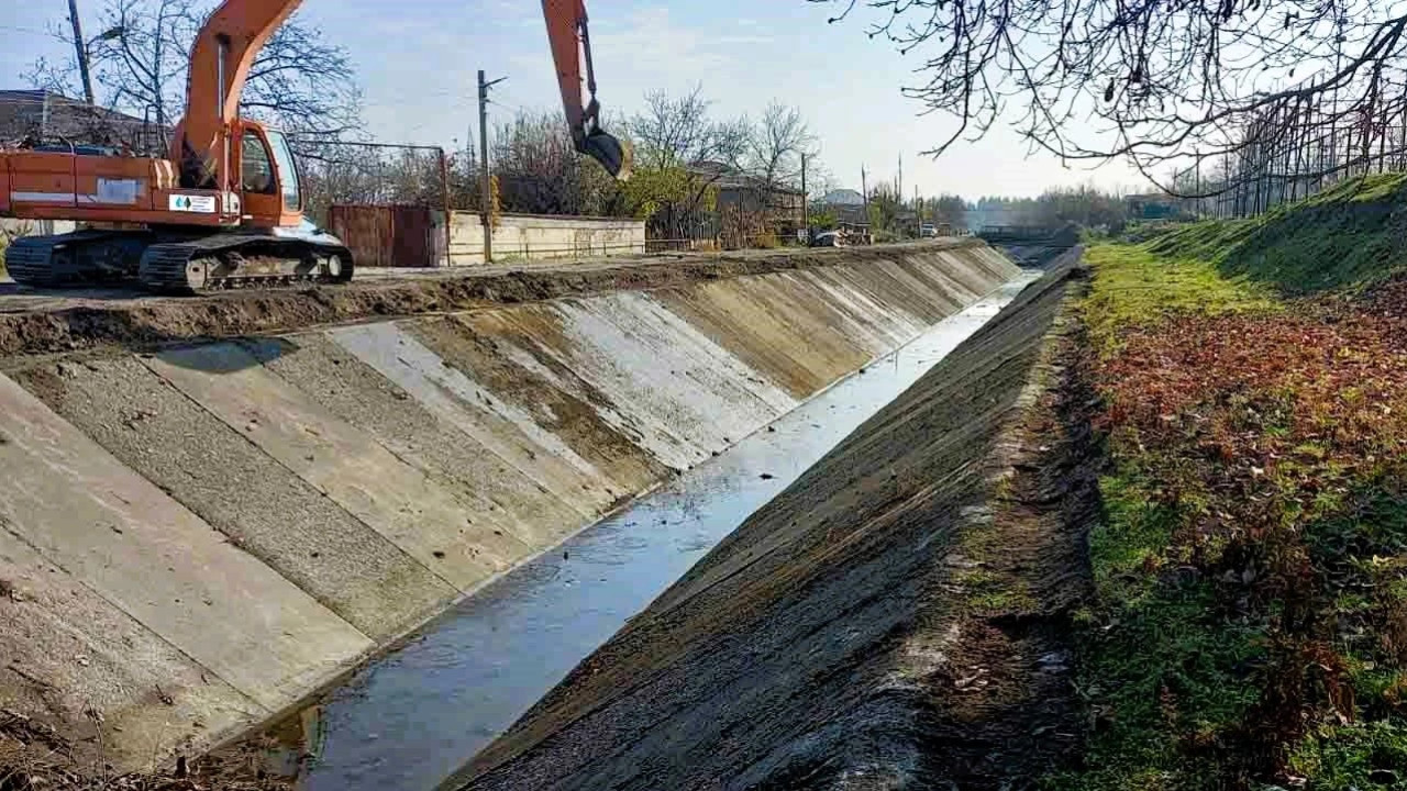ზემო ალაზნის მაგისტრალური არხი ხე-ბუჩქნარისა და დანალექი გრუნტისგან იწმინდება