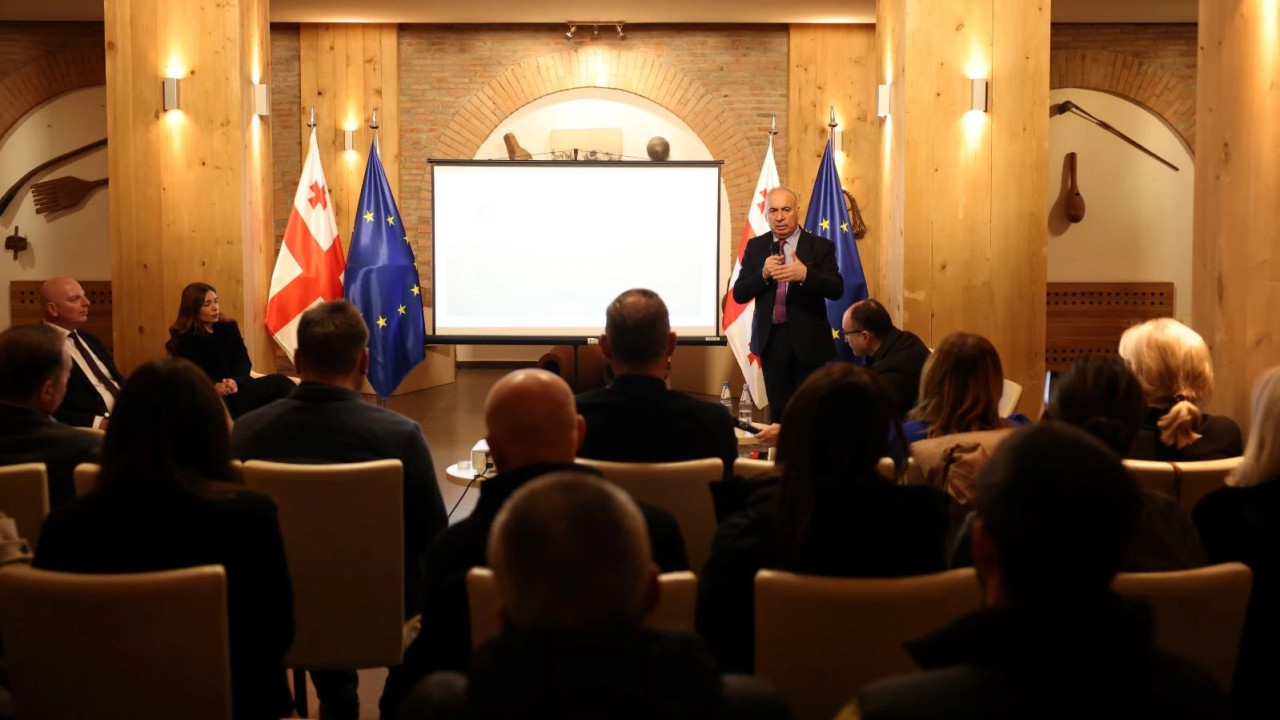 პლასტმასის ბოთლების გამოყენების რეგულირების საკითხზე ბიზნესსექტორთან შეხვედრა გაიმართა