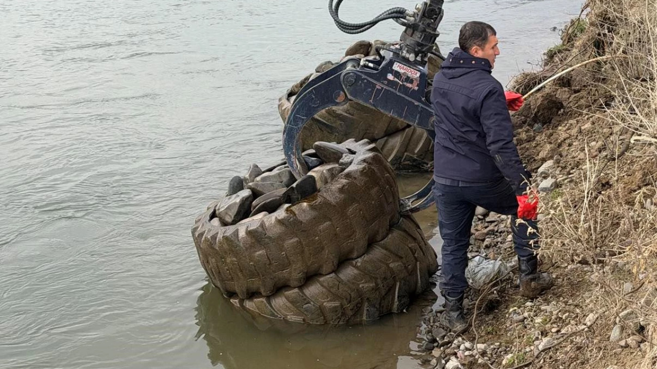 გარემოსდაცვითი ზედამხედველობის დეპარტამენტის თანამშრომლებმა მტკვრიდან 40 თევზმახე ამოიღეს და უკანონოდ მოპოვებული დაახლოებით 150 კილოგრამი თევზი მდინარეში დააბრუნეს