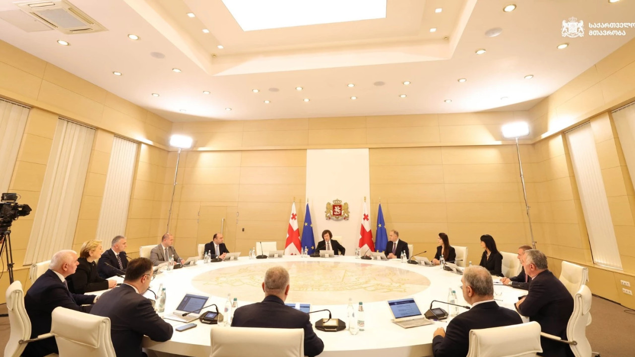 მთავრობის სხდომაზე სურსათთან კონტაქტში მყოფი პლასტმასის პროდუქციის ეტაპობრივი აკრძალვის საკითხი განიხილეს