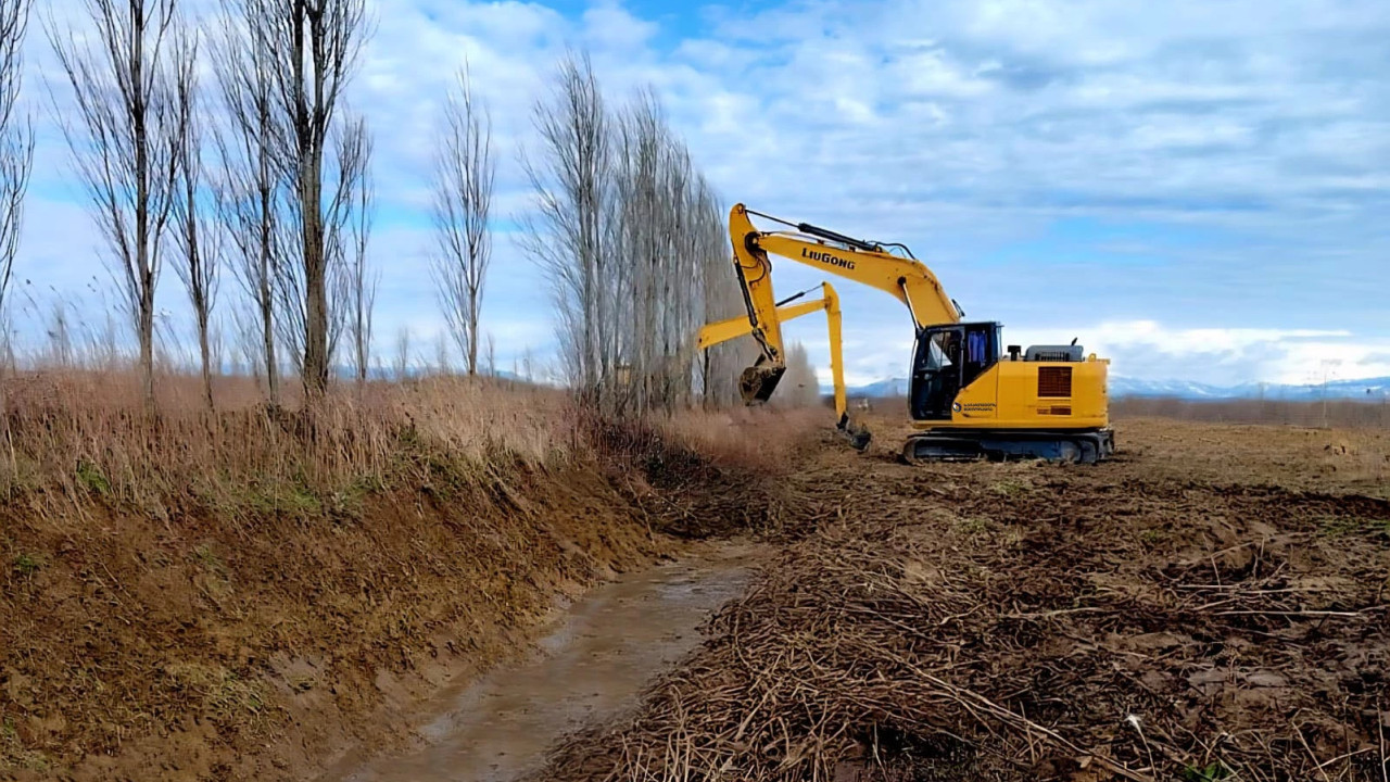 სოფელ თეკლათში ჭალადიდის დამშრობ მასივზე სადრენაჟო არხები დანალექი გრუნტისა და ნატანი მასისგან იწმინდება