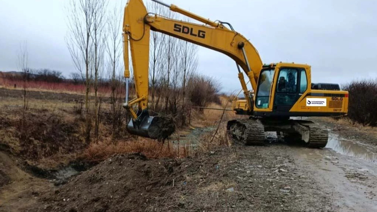 გორის მუნიციპალიტეტის სოფელ ზერტში ტირიფონის მაგისტრალური არხი იწმინდება