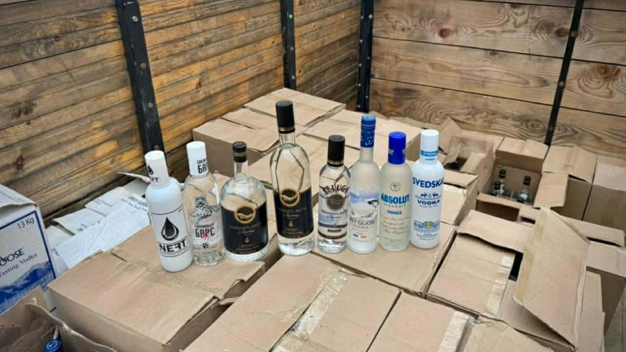 განსაკუთრებით დიდი ოდენობით უაქციზო ალკოჰოლის უკანონო შენახვა-გადაზიდვის ფაქტზე ორი პირი დააკავეს