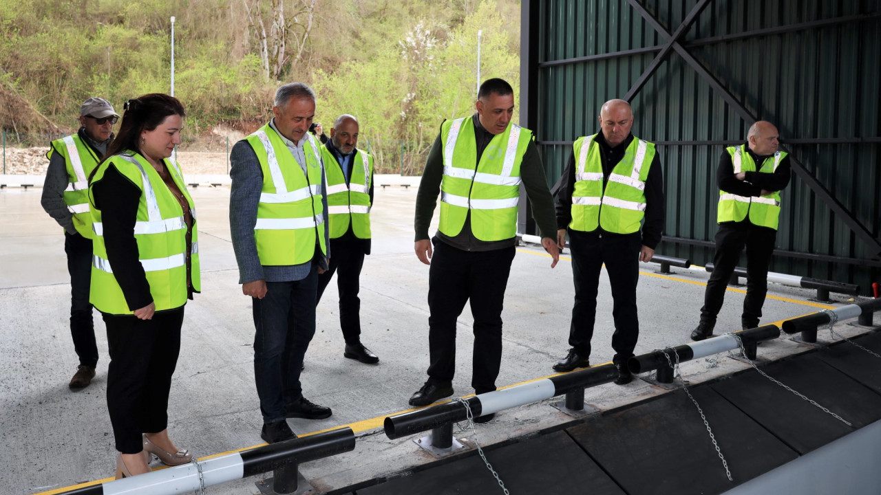 ამბროლაურში ნარჩენების გადამტვირთავი ახალი სადგურის ტერიტორიაზე 100-მდე კვიპაროზი დაირგო