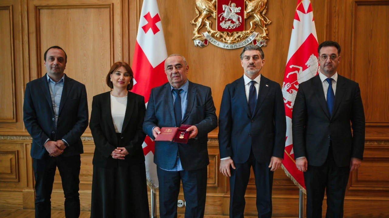 გეოლოგიის დარგში შეტანილი წვლილისთვის საქართველოს პრეზიდენტმა გარემოს ეროვნული სააგენტოს გეოლოგიის დეპარტამენტის უფროსი მერაბ გაფრინდაშვილი ღირსების მედლით დააჯილდოვა