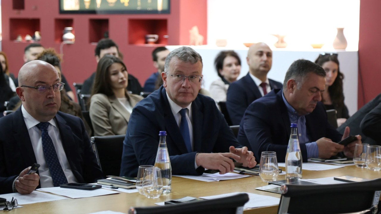 ლაშა დოლიძემ ჯიღაურას გენეტიკური რესურსების ეროვნულ ბაზაზე პარლამენტის აპარატის სტაჟიორებსა და ახალგაზრდა პარლამენტის წევრებს უმასპინძლა