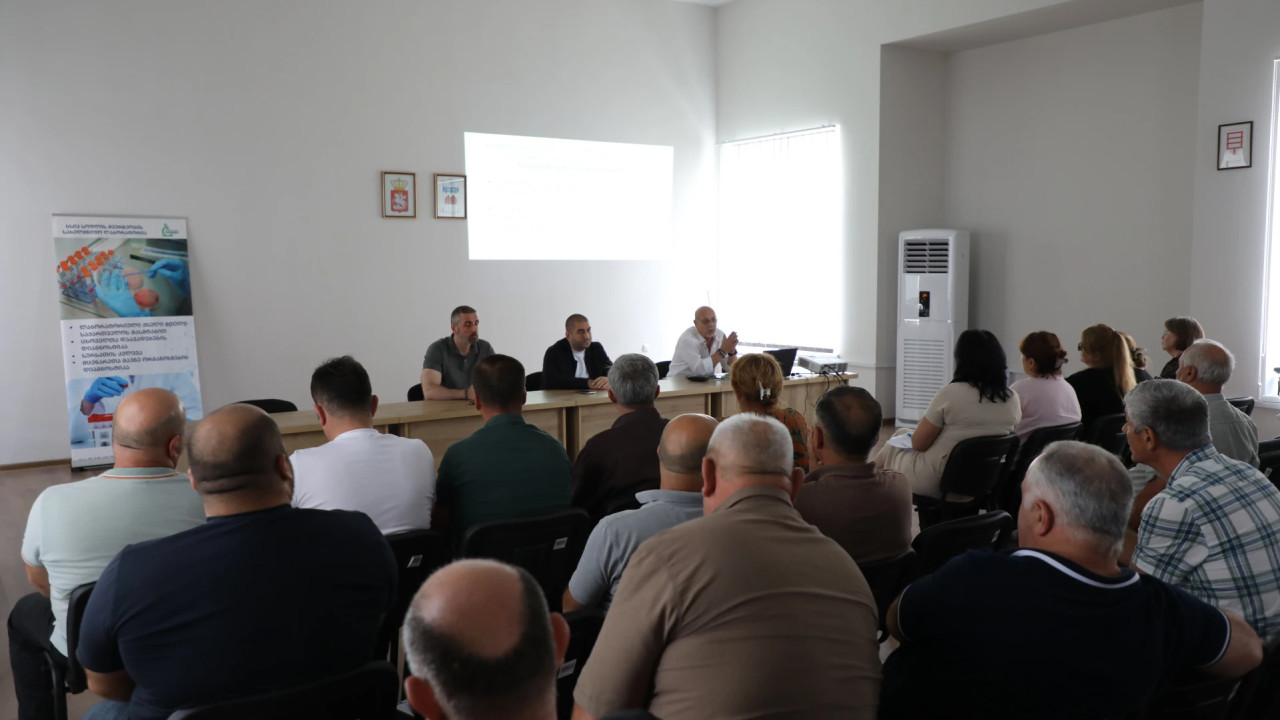 სოფლის მეურნეობის სახელმწიფო ლაბორატორიის წარმომადგენლებმა გურჯაანში ღვინის მწარმოებლებს ლაბორატორიული კვლევების შესაძლებლობები გააცნეს
