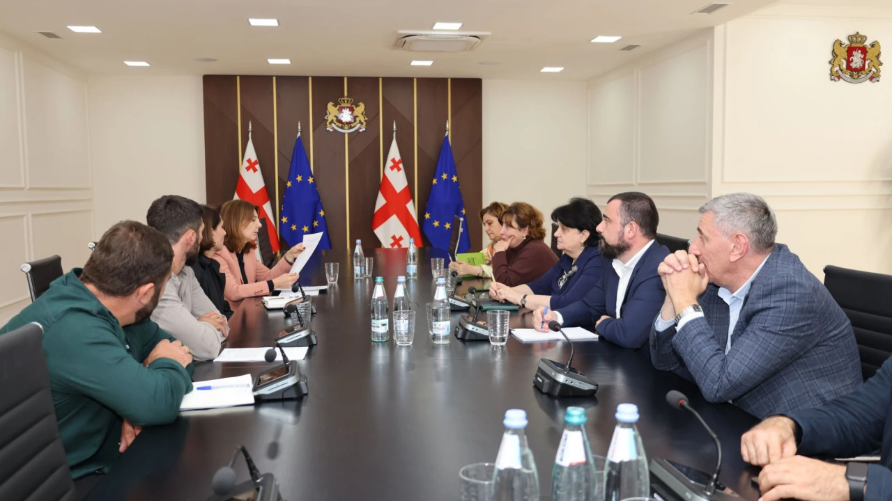 ლაშა ავალიანი რაჭული ლორის მწარმოებელთა ასოციაციის წარმომადგენლებს შეხვდა